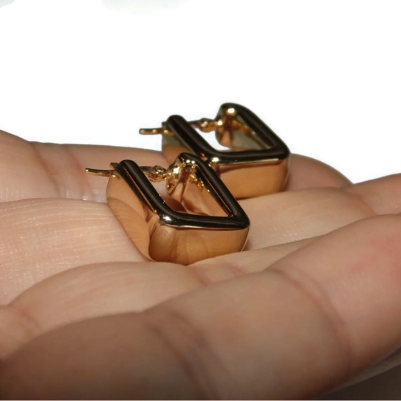 SOLD - Rectangle Chunky Hoop Earrings - Solid 14K Yellow Gold, 15 mm - Picture 7 of 10